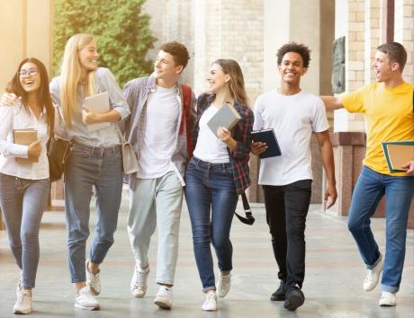 Imagen de un grupo de estudiantes caminando para ilustrar la formación académica del currículum
