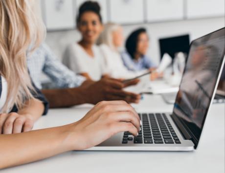 Personnes rédigeant un CV sur ordinateur en ajustant la police de caractères.