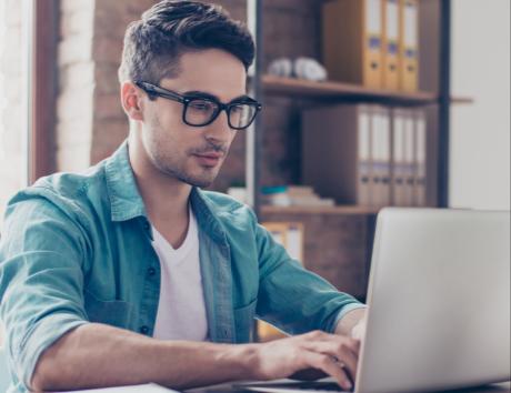 Bilgisayar üzerinde fonksiyonel CV hazırlayan bir kişinin resmi.