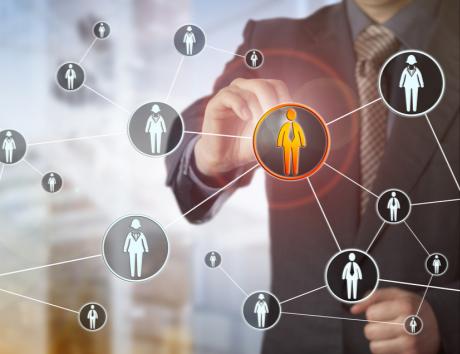 Grafiche digitali di individui stilizzati con mezzo busto di un uomo sullo sfondo per indicare cv ats