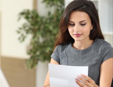 avslag på jobbsøknad (please describe image and use keyword: woman reading job rejection on a paper)