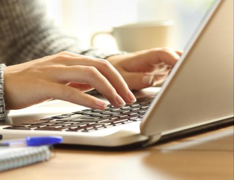 Kuvassa työnhakija kirjoittaa CV:tä Word-pohjalla.