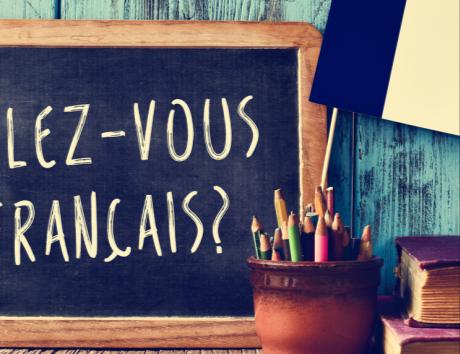 Sign that reads "parlez-vous français" to illustrate creating an effective resume in French