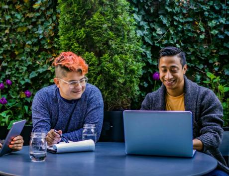 Praca na czarno w CV – jak ją opisać? Czy warto?