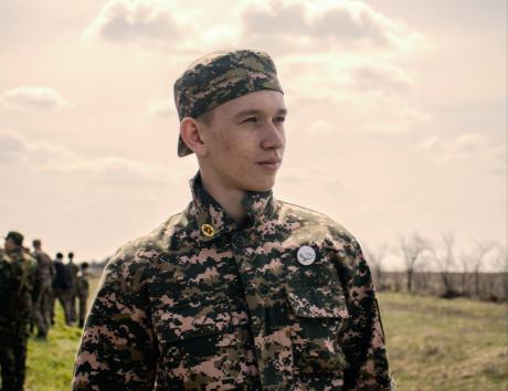 Kuvassa varusmiespalvelusta suorittava mies pohtii, pitäisikö armeija laittaa CV:hen.