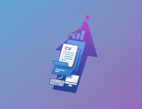 Personne utilisant un ordinateur portable pour écrire un CV