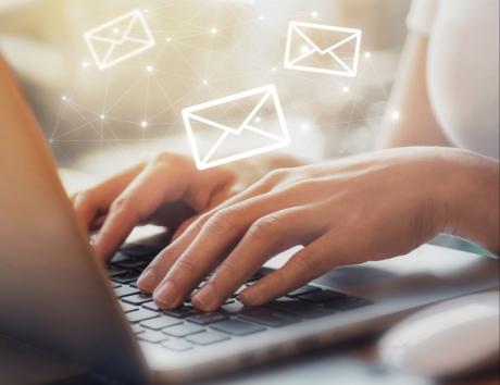 Eine Person sendet einen Lebenslauf per E-Mail