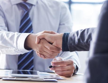 Stretta di mano tra due professionisti per indicare le referenze nel curriculum
