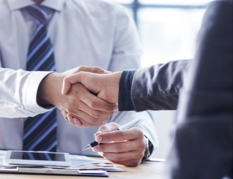 Recruteur et candidat en entretien d’embauche, contexte dans lequel les références sur un CV peuvent être vérifiées