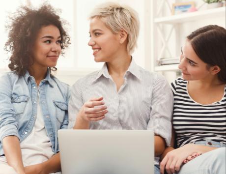 Genç biri CV hazırlıyor. CV özeti ekliyor mu eklemiyor mu?