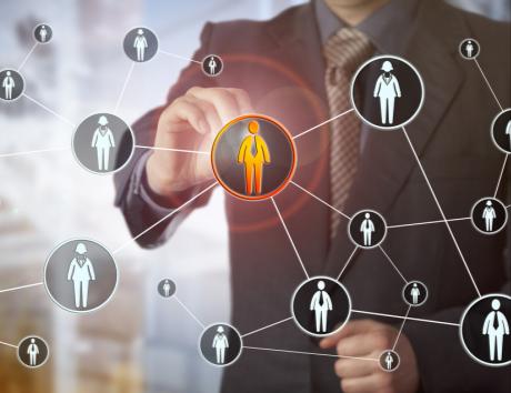 Ilustración de un hombre seleccionando candidatos en una interfaz digital para representar un currículum compatible con ATS