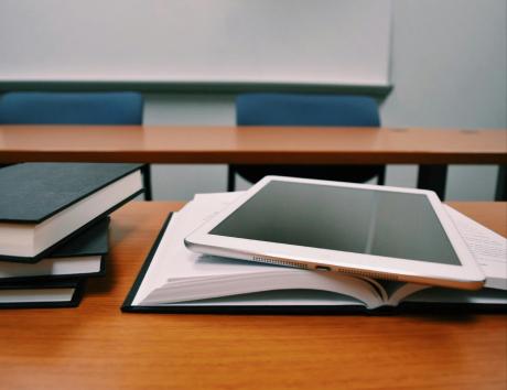 Como incluir formação em andamento no seu currículo