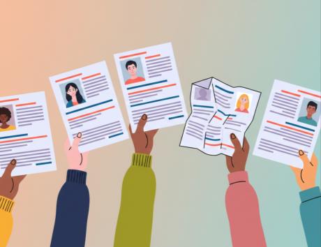 Personne utilisant un ordinateur portable pour écrire un CV