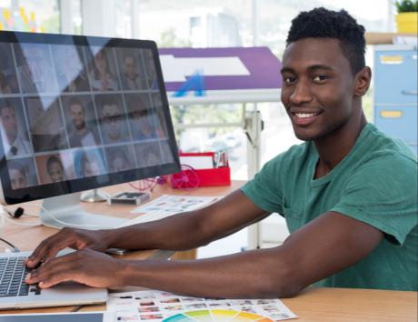 Das Bild zeigt einen Mann am Computer und dienst als Darstellung, wie Soft Skills den Lebenslauf aufwerten können.