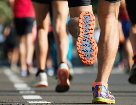 Dettaglio di persone che corrono in tenuta sportiva per indicare hobby e interessi nel curriculum