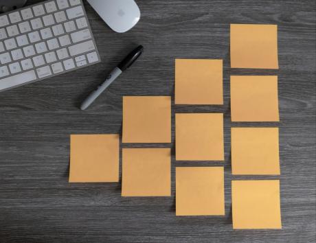 Immagine di tastiera di computer, penna e post-it per rappresentare la struttura del CV