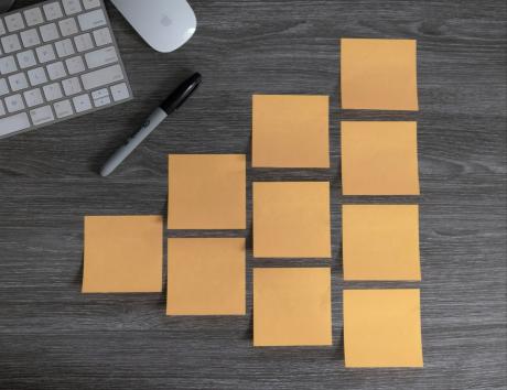 Post-it disposés en grille sur un bureau, illustrant l’organisation et la structure d’un CV
