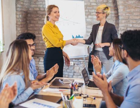 Equipe reunida em uma sala de reuniões para ilustrar habilidades e competências para colocar no currículo.