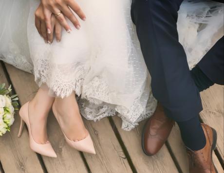 En ung kvinne skriver CV. Opplyser hun om sivilstatus eller ikke?