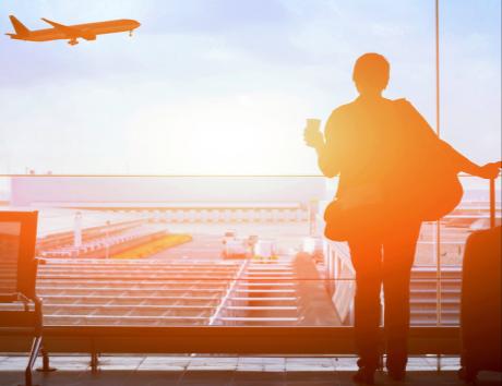 Imagen de una persona en un aeropuerto para ilustrar el CV Europass
