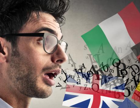 Profilo di giovane con bandiera dell'Italia, bandiera della Gran Bretagna e lettere dell'alfabeto sullo sfondo per indicare l'utilità delle lingue straniere nel CV