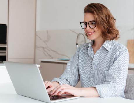 Das Bild einer Frau am Laptop dient als Illustration für das Schreiben einer Einleitung Bewerbungsschreibens