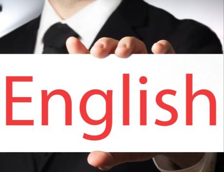 Kuvassa CV:n englanniksi tehnyt työnhakija pitelee kylttiä, jossa lukee English.