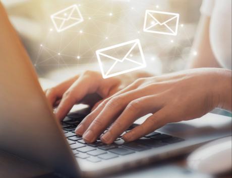 Mail ile CV gönderen bir adayın bilgisayar klavyesi üzerinde ellerinin göründüğü bir resim.