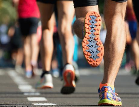 Mennesker der løber iført løbesko